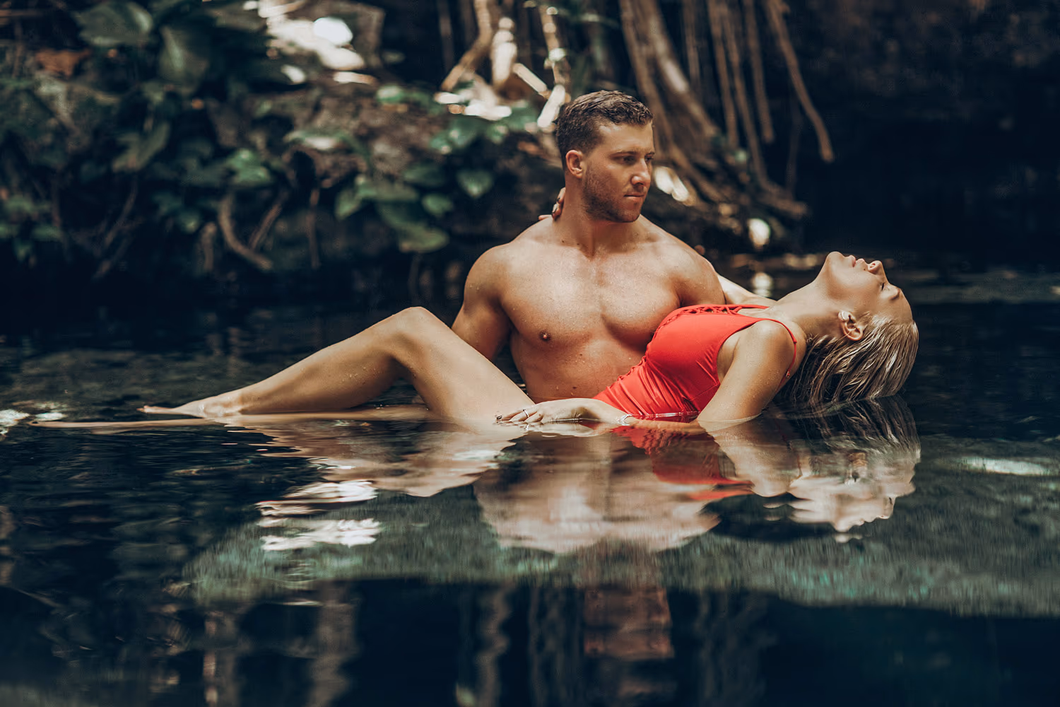 Love story session in a cenote, Tulum — photo 15
